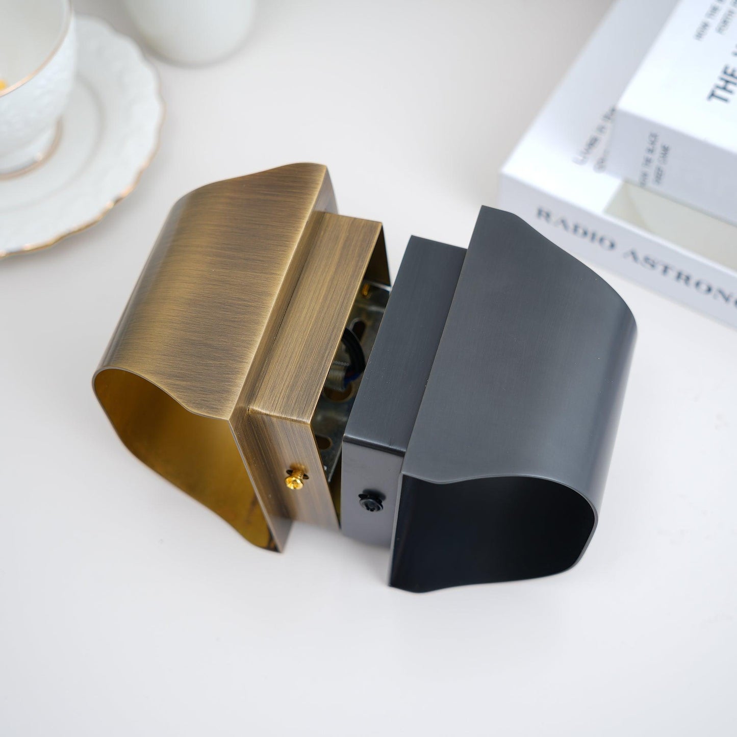 Wandlamp Art Deco met Gebogen Metalen Kap en Omhoog-Omlaag Lichteffect