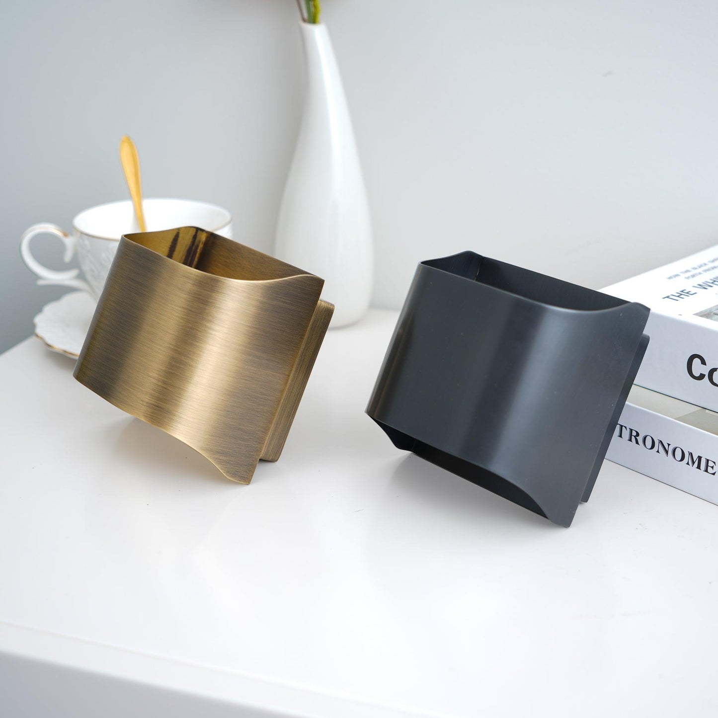 Wandlamp Art Deco met Gebogen Metalen Kap en Omhoog-Omlaag Lichteffect