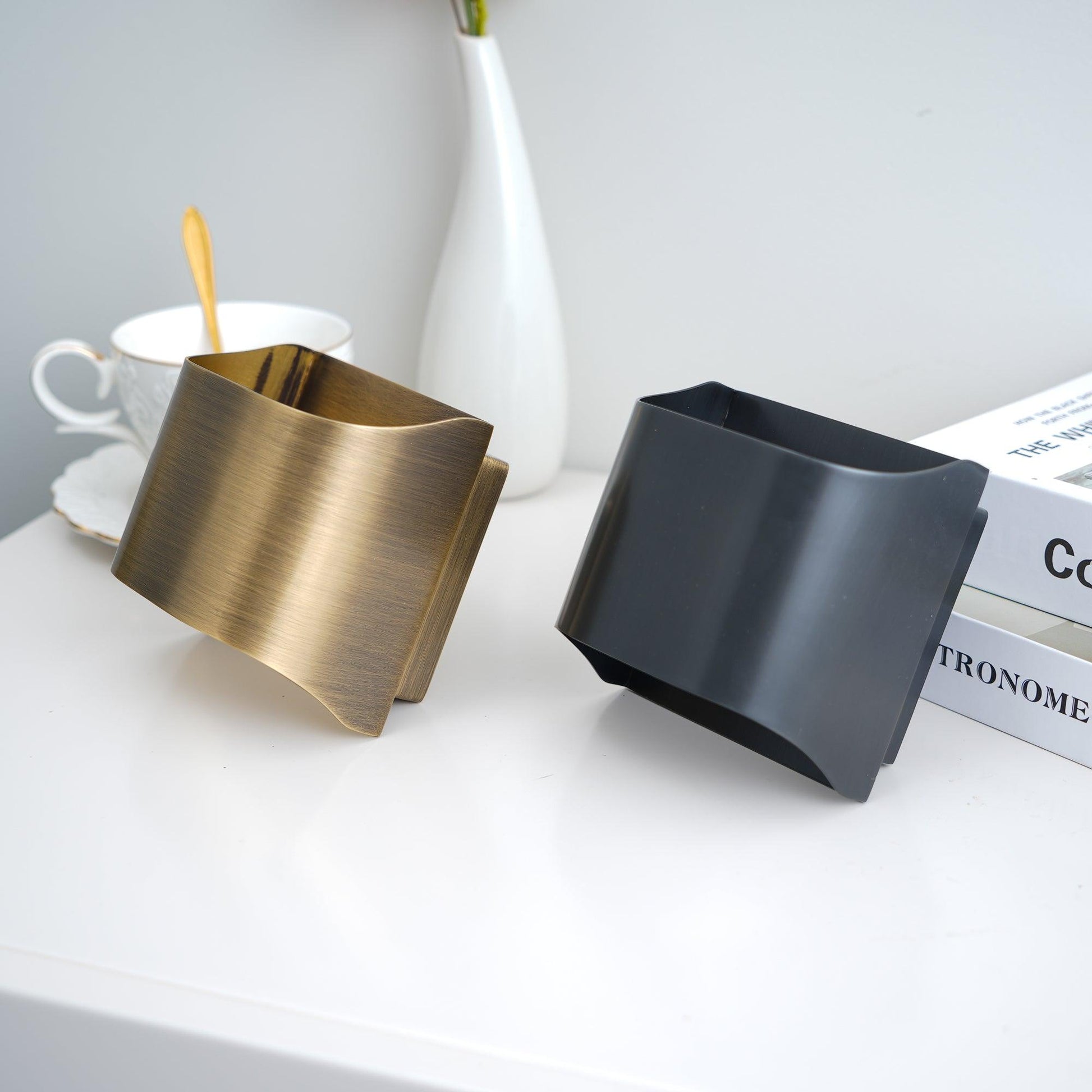 Wandlamp Art Deco met Gebogen Metalen Kap en Omhoog-Omlaag Lichteffect