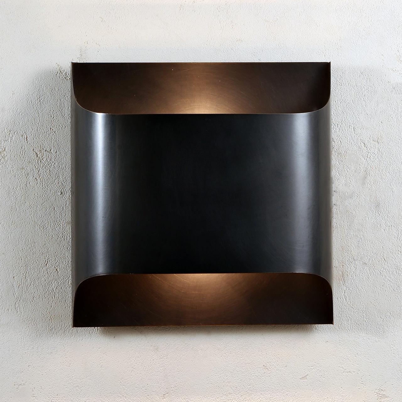 Wandlamp Art Deco met Gebogen Metalen Kap en Omhoog-Omlaag Lichteffect
