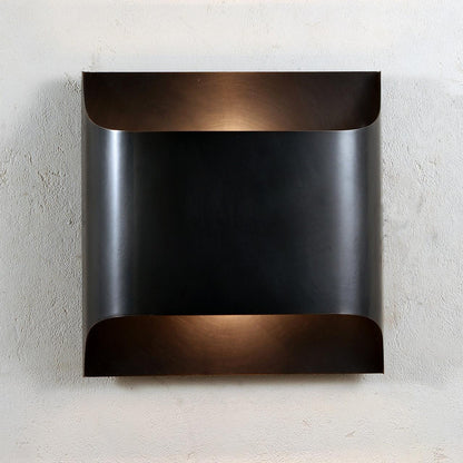 Wandlamp Art Deco met Gebogen Metalen Kap en Omhoog-Omlaag Lichteffect