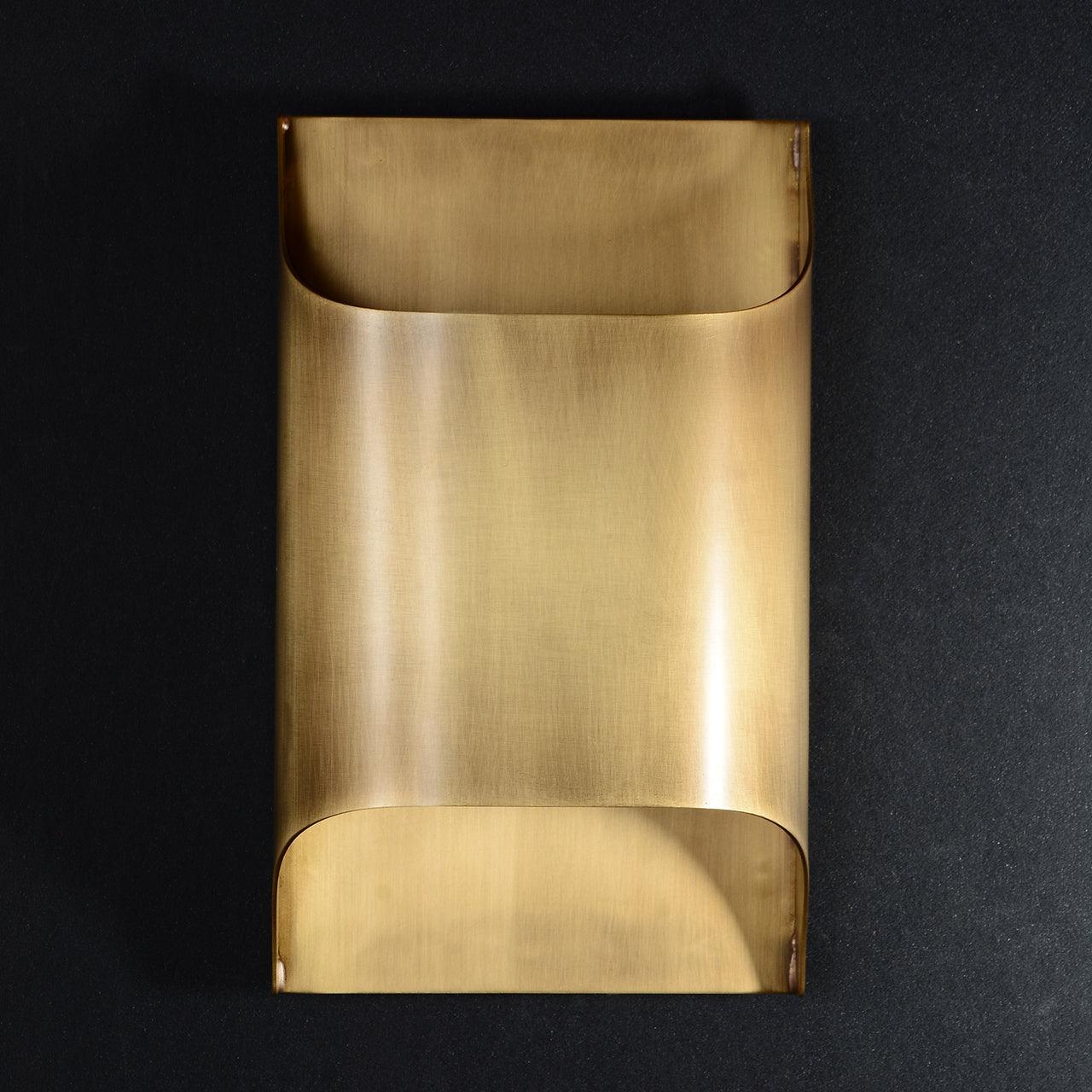 Wandlamp Art Deco met Gebogen Metalen Kap en Omhoog-Omlaag Lichteffect