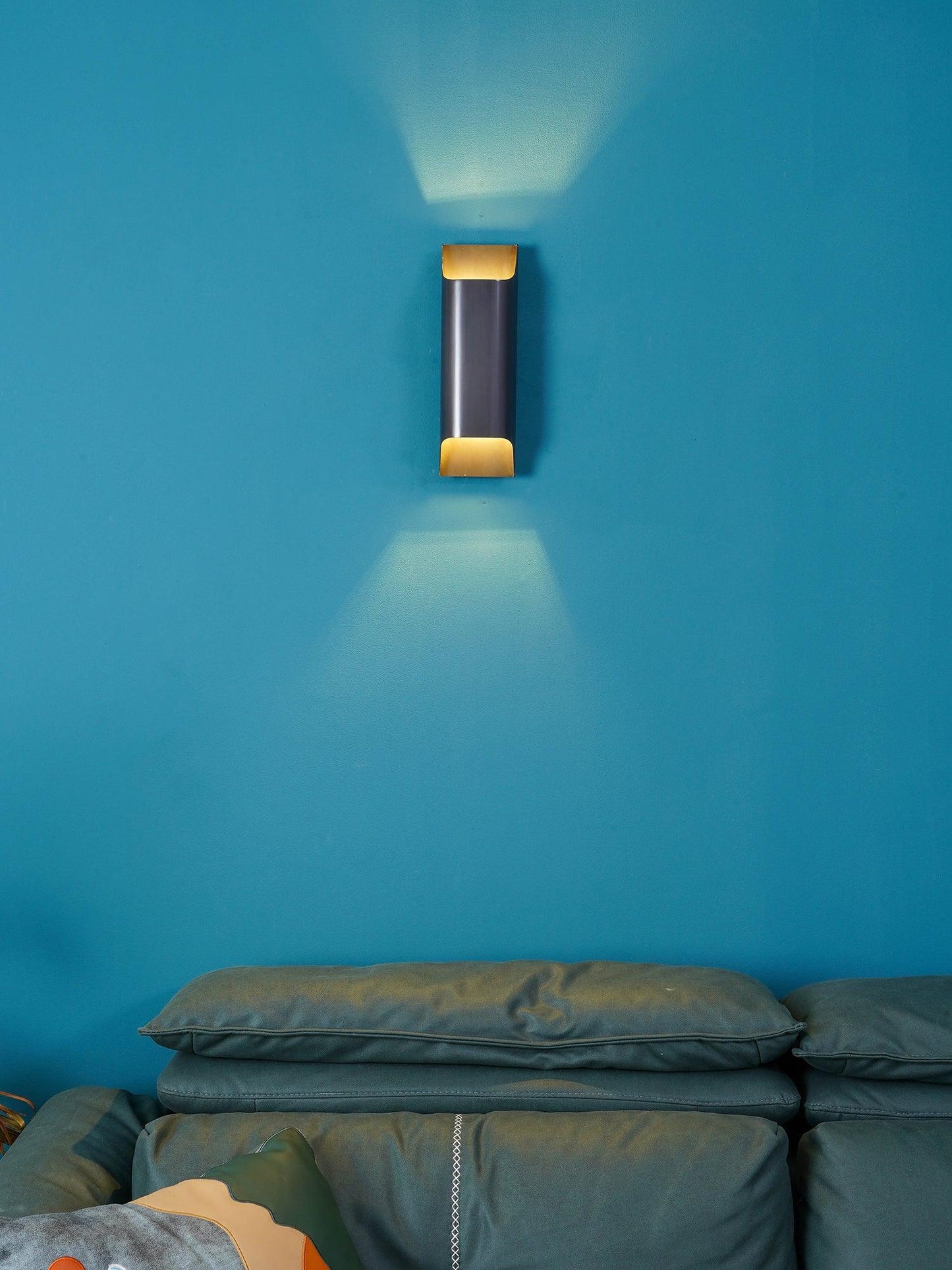 Wandlamp Art Deco met Gebogen Metalen Kap en Omhoog-Omlaag Lichteffect