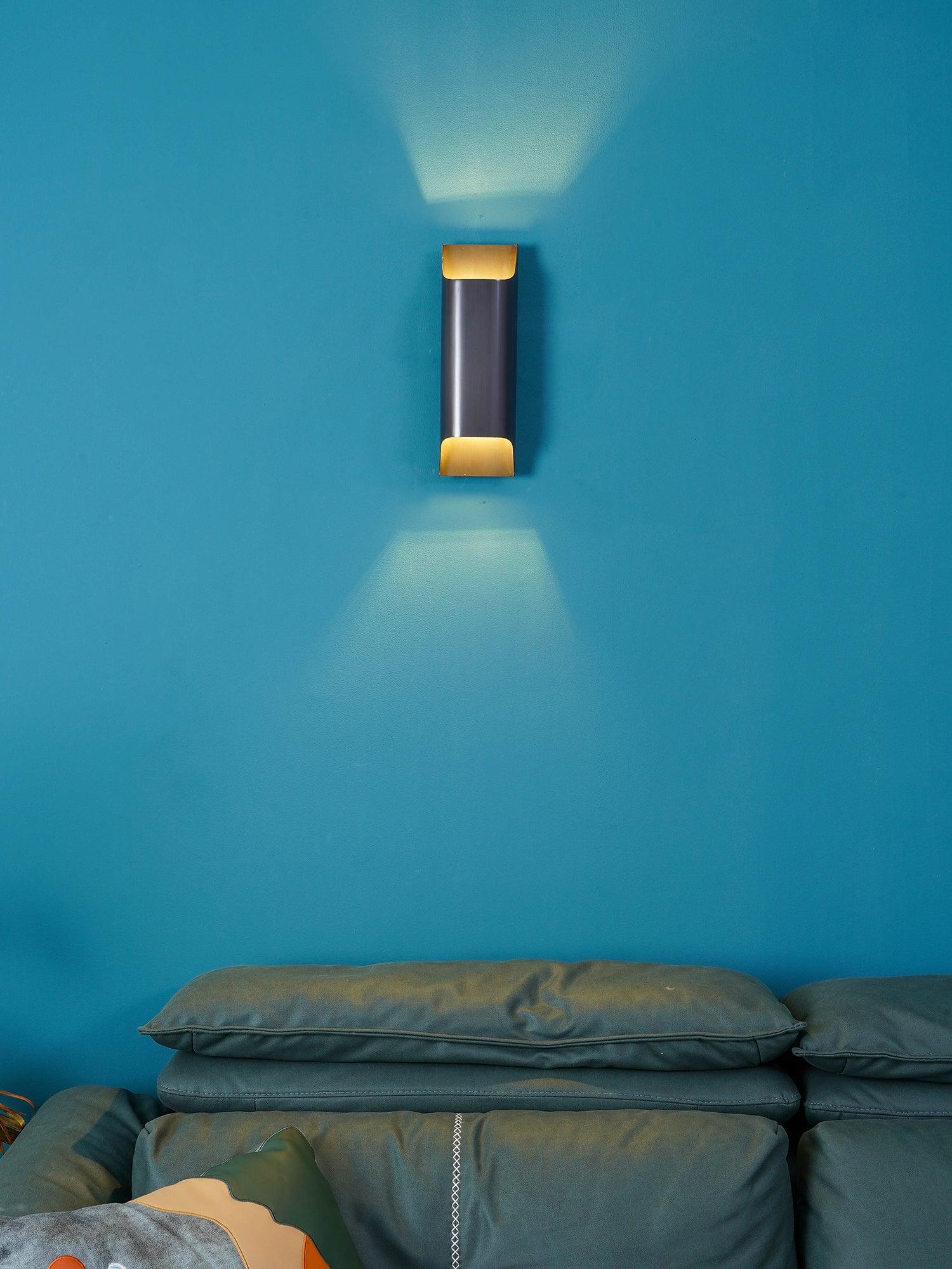 Wandlamp Art Deco met Gebogen Metalen Kap en Omhoog-Omlaag Lichteffect
