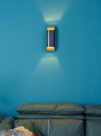 Wandlamp Art Deco met Gebogen Metalen Kap en Omhoog-Omlaag Lichteffect