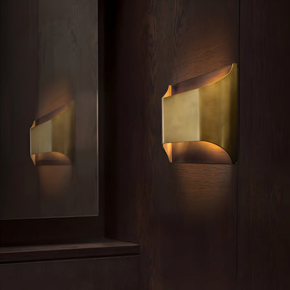 Wandlamp Art Deco met Gebogen Metalen Kap en Omhoog-Omlaag Lichteffect
