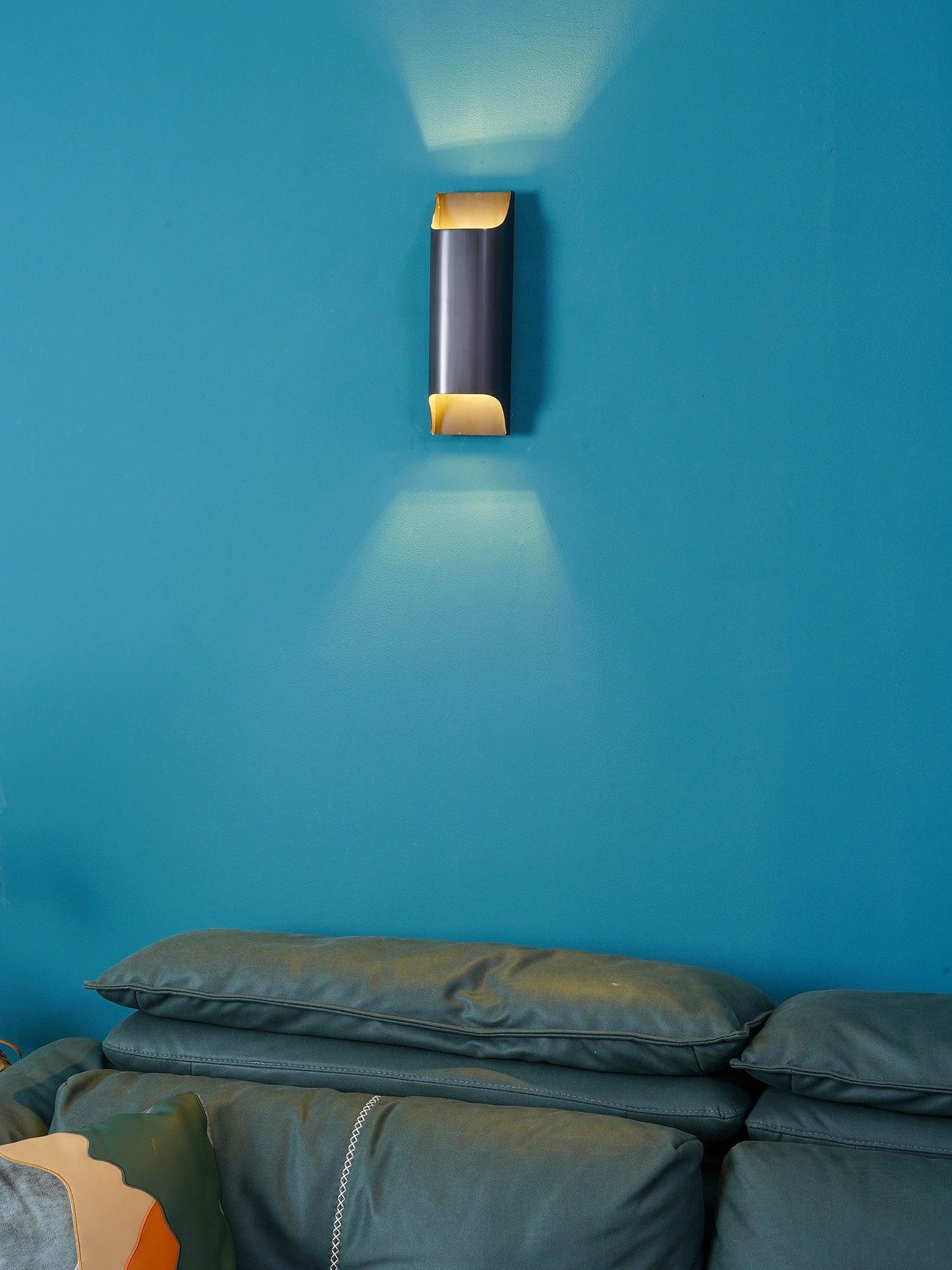 Wandlamp Art Deco met Gebogen Metalen Kap en Omhoog-Omlaag Lichteffect