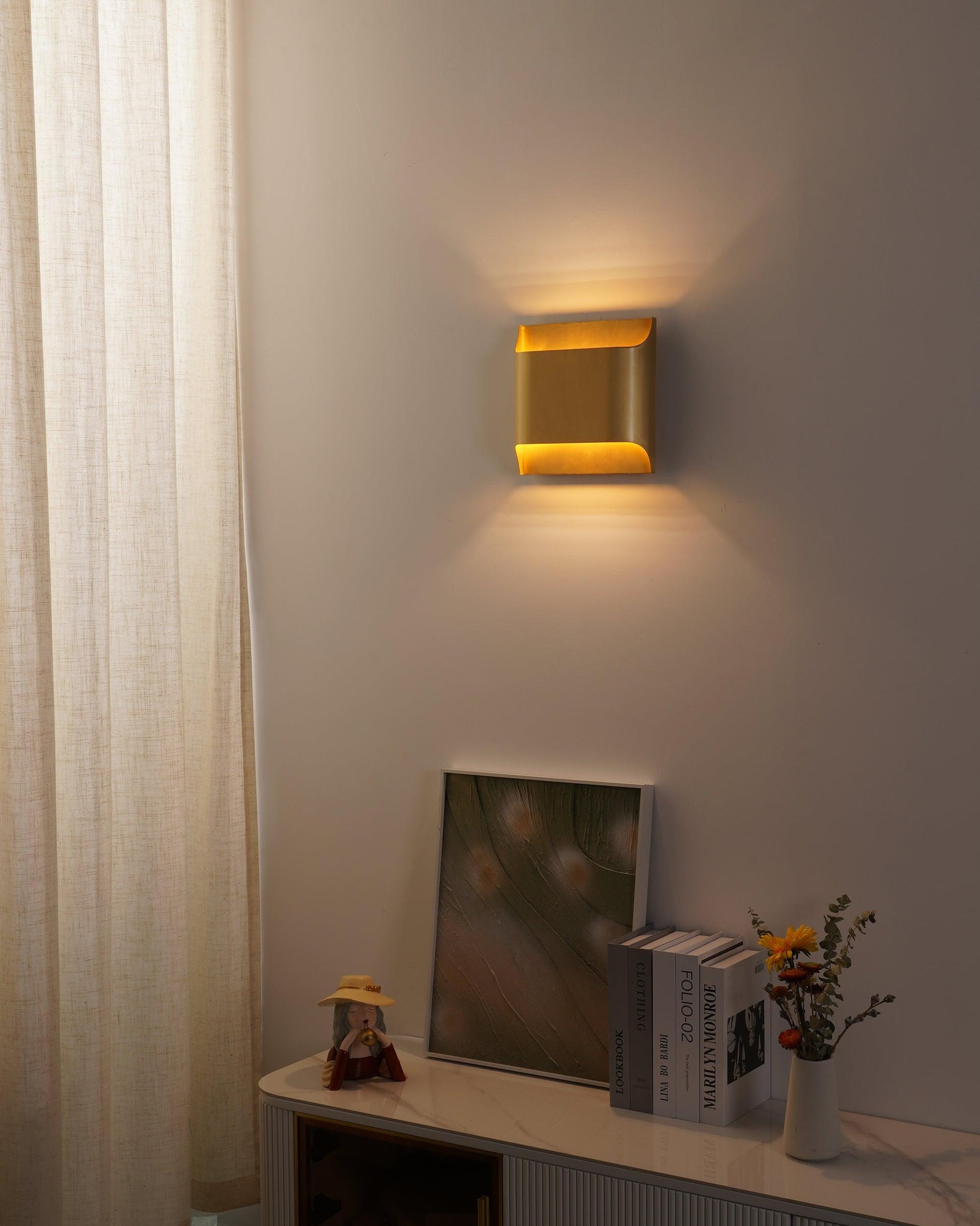 Wandlamp Art Deco met Gebogen Metalen Kap en Omhoog-Omlaag Lichteffect