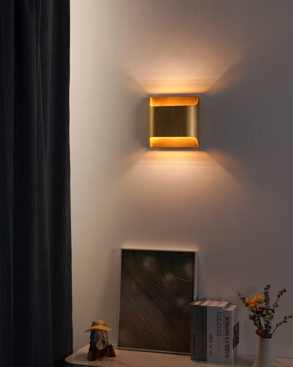 Wandlamp Art Deco met Gebogen Metalen Kap en Omhoog-Omlaag Lichteffect