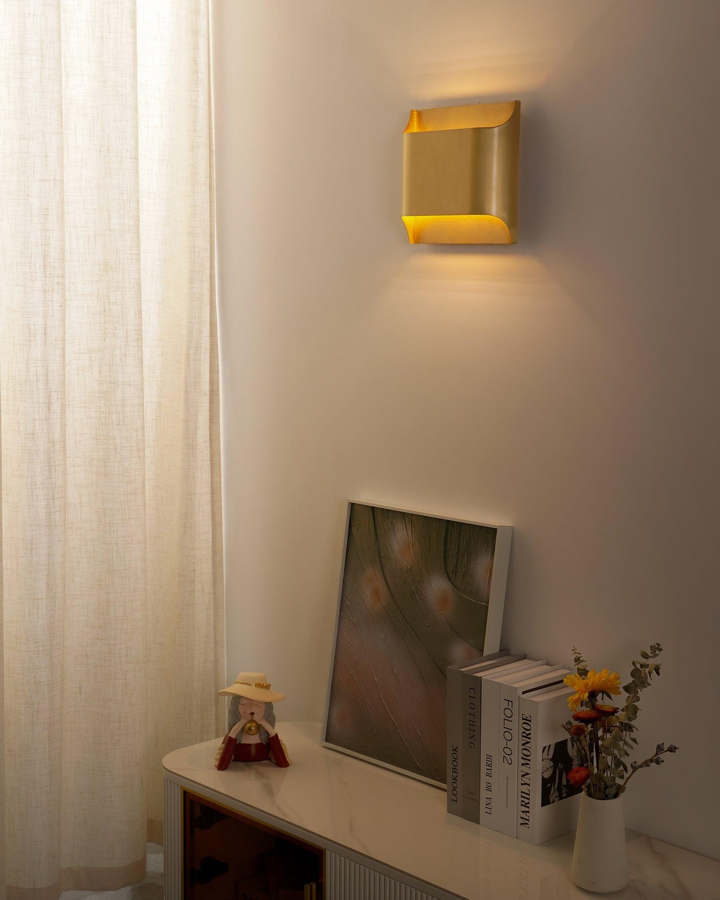 Wandlamp Art Deco met Gebogen Metalen Kap en Omhoog-Omlaag Lichteffect