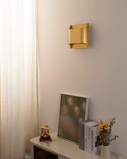 Wandlamp Art Deco met Gebogen Metalen Kap en Omhoog-Omlaag Lichteffect