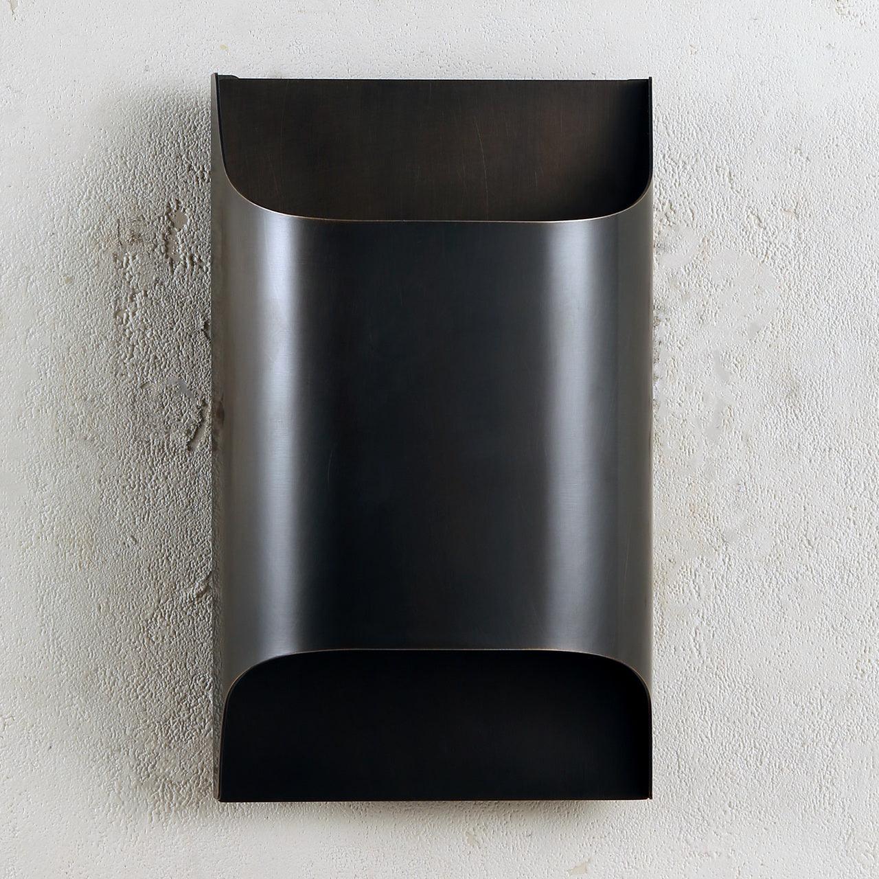 Wandlamp Art Deco met Gebogen Metalen Kap en Omhoog-Omlaag Lichteffect