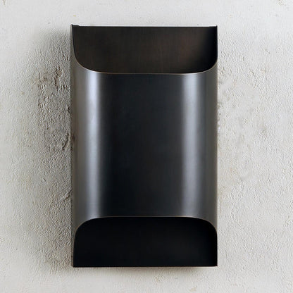 Wandlamp Art Deco met Gebogen Metalen Kap en Omhoog-Omlaag Lichteffect