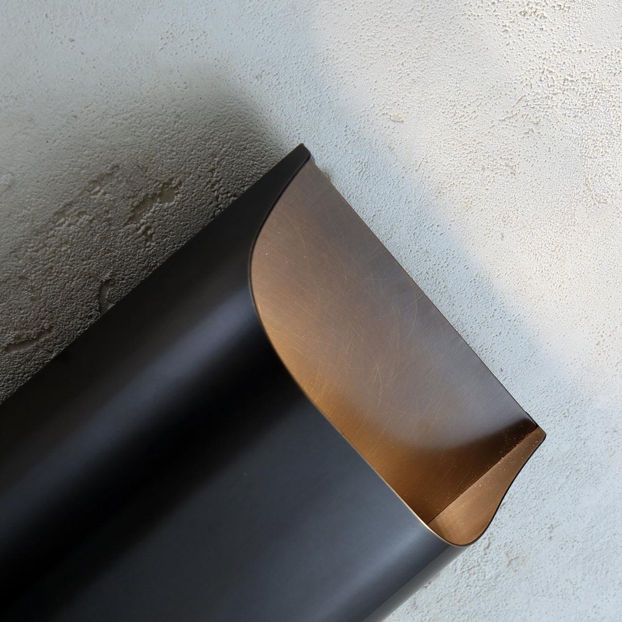 Wandlamp Art Deco met Gebogen Metalen Kap en Omhoog-Omlaag Lichteffect