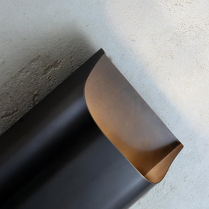 Wandlamp Art Deco met Gebogen Metalen Kap en Omhoog-Omlaag Lichteffect