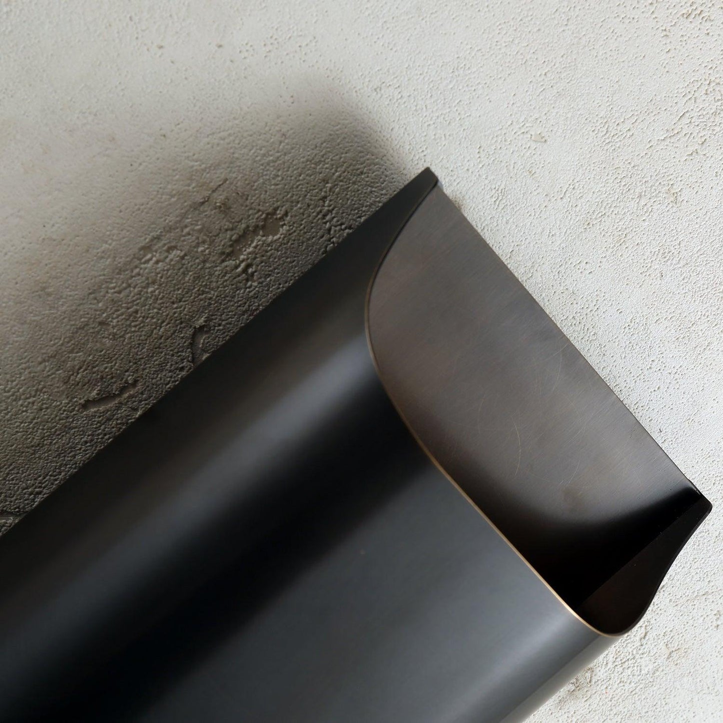 Wandlamp Art Deco met Gebogen Metalen Kap en Omhoog-Omlaag Lichteffect