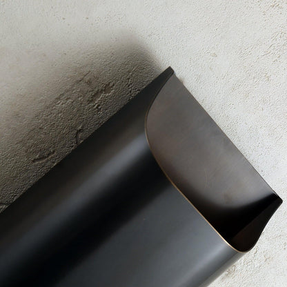 Wandlamp Art Deco met Gebogen Metalen Kap en Omhoog-Omlaag Lichteffect