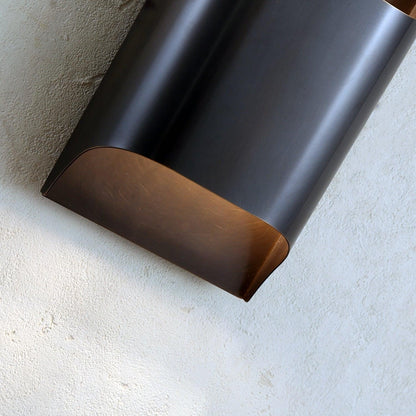 Wandlamp Art Deco met Gebogen Metalen Kap en Omhoog-Omlaag Lichteffect