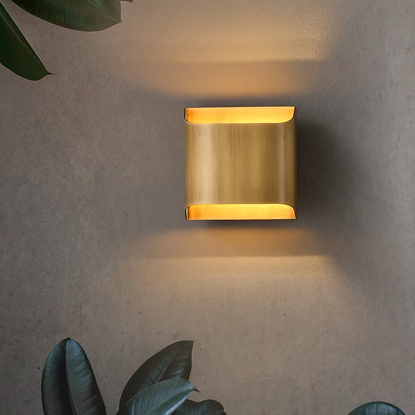 Wandlamp Art Deco met Gebogen Metalen Kap en Omhoog-Omlaag Lichteffect