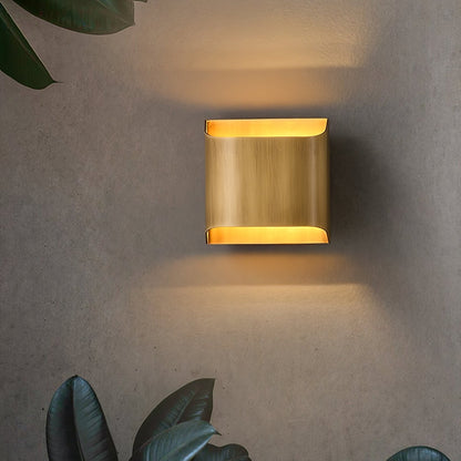 Wandlamp Art Deco met Gebogen Metalen Kap en Omhoog-Omlaag Lichteffect