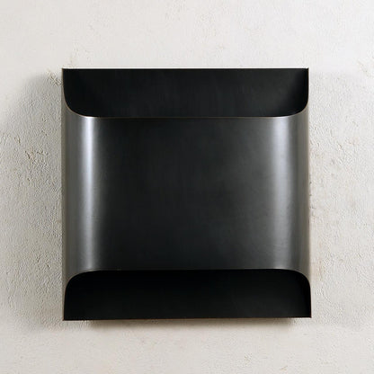 Wandlamp Art Deco met Gebogen Metalen Kap en Omhoog-Omlaag Lichteffect
