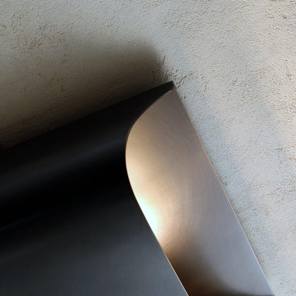 Wandlamp Art Deco met Gebogen Metalen Kap en Omhoog-Omlaag Lichteffect