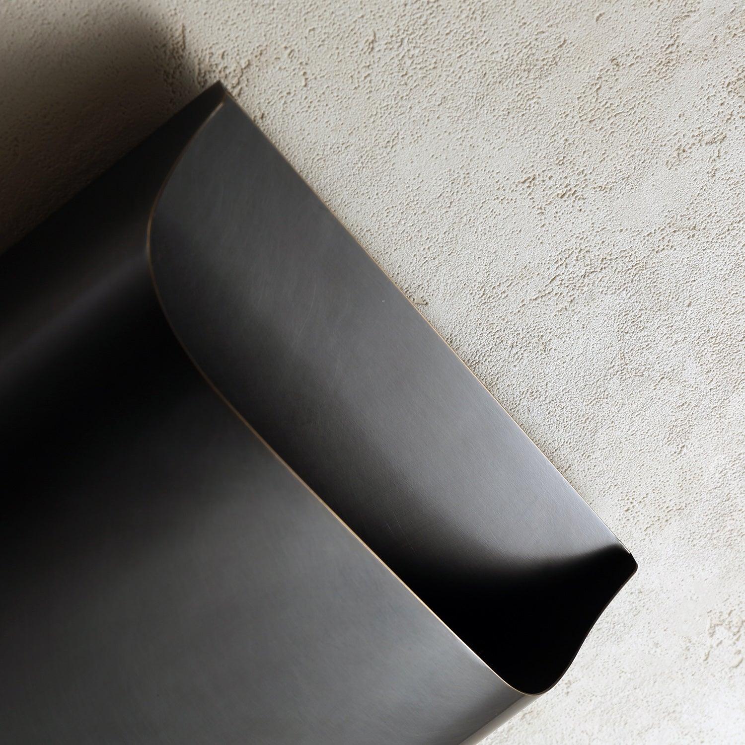 Wandlamp Art Deco met Gebogen Metalen Kap en Omhoog-Omlaag Lichteffect