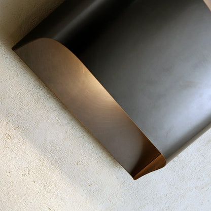 Wandlamp Art Deco met Gebogen Metalen Kap en Omhoog-Omlaag Lichteffect