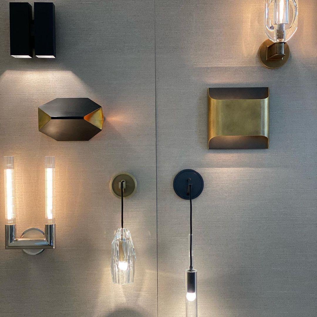 Wandlamp Art Deco met Gebogen Metalen Kap en Omhoog-Omlaag Lichteffect