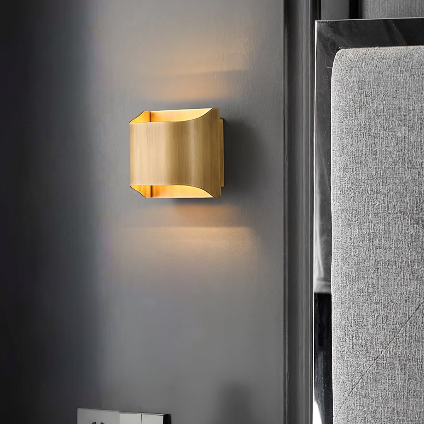 Wandlamp Art Deco met Gebogen Metalen Kap en Omhoog-Omlaag Lichteffect