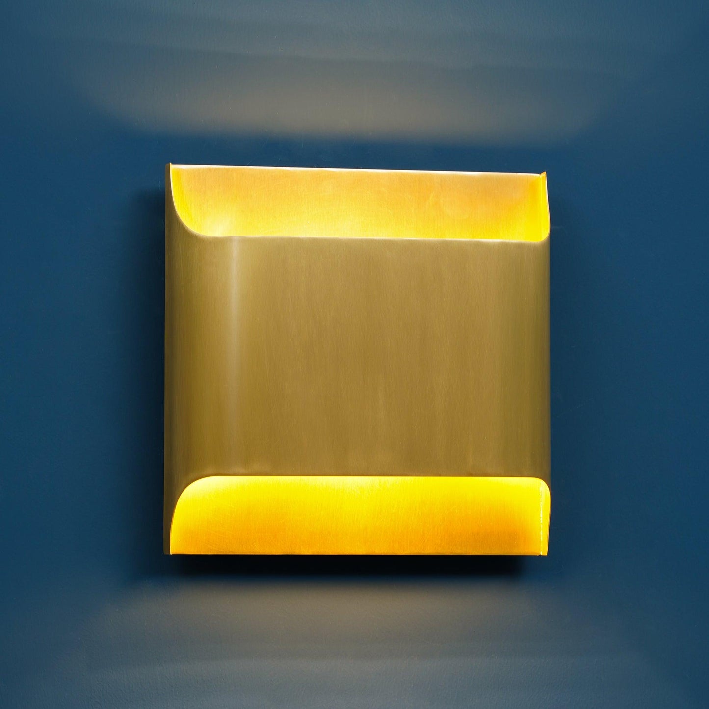 Wandlamp Art Deco met Gebogen Metalen Kap en Omhoog-Omlaag Lichteffect