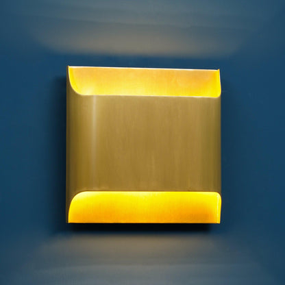 Wandlamp Art Deco met Gebogen Metalen Kap en Omhoog-Omlaag Lichteffect