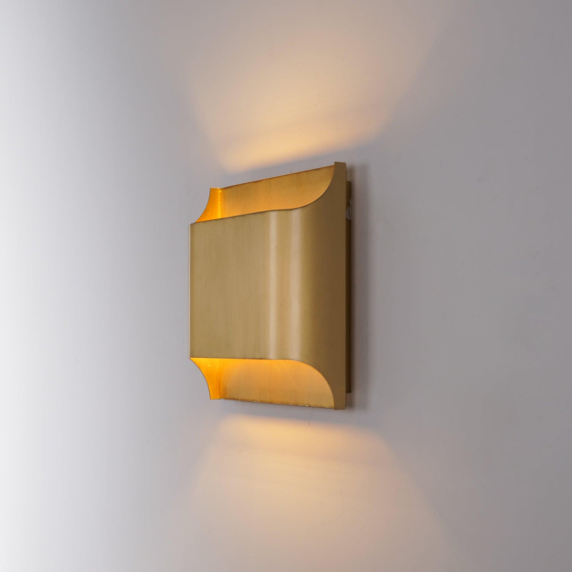 Wandlamp Art Deco met Gebogen Metalen Kap en Omhoog-Omlaag Lichteffect