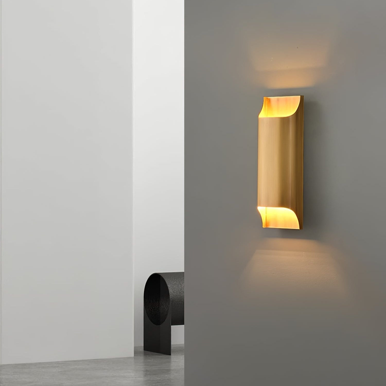 Wandlamp Art Deco met Gebogen Metalen Kap en Omhoog-Omlaag Lichteffect
