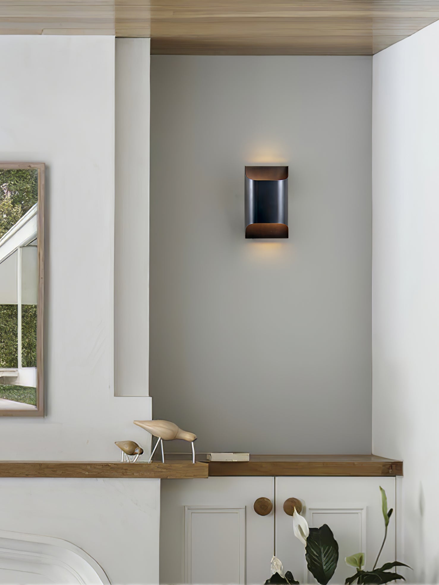 Wandlamp Art Deco met Gebogen Metalen Kap en Omhoog-Omlaag Lichteffect