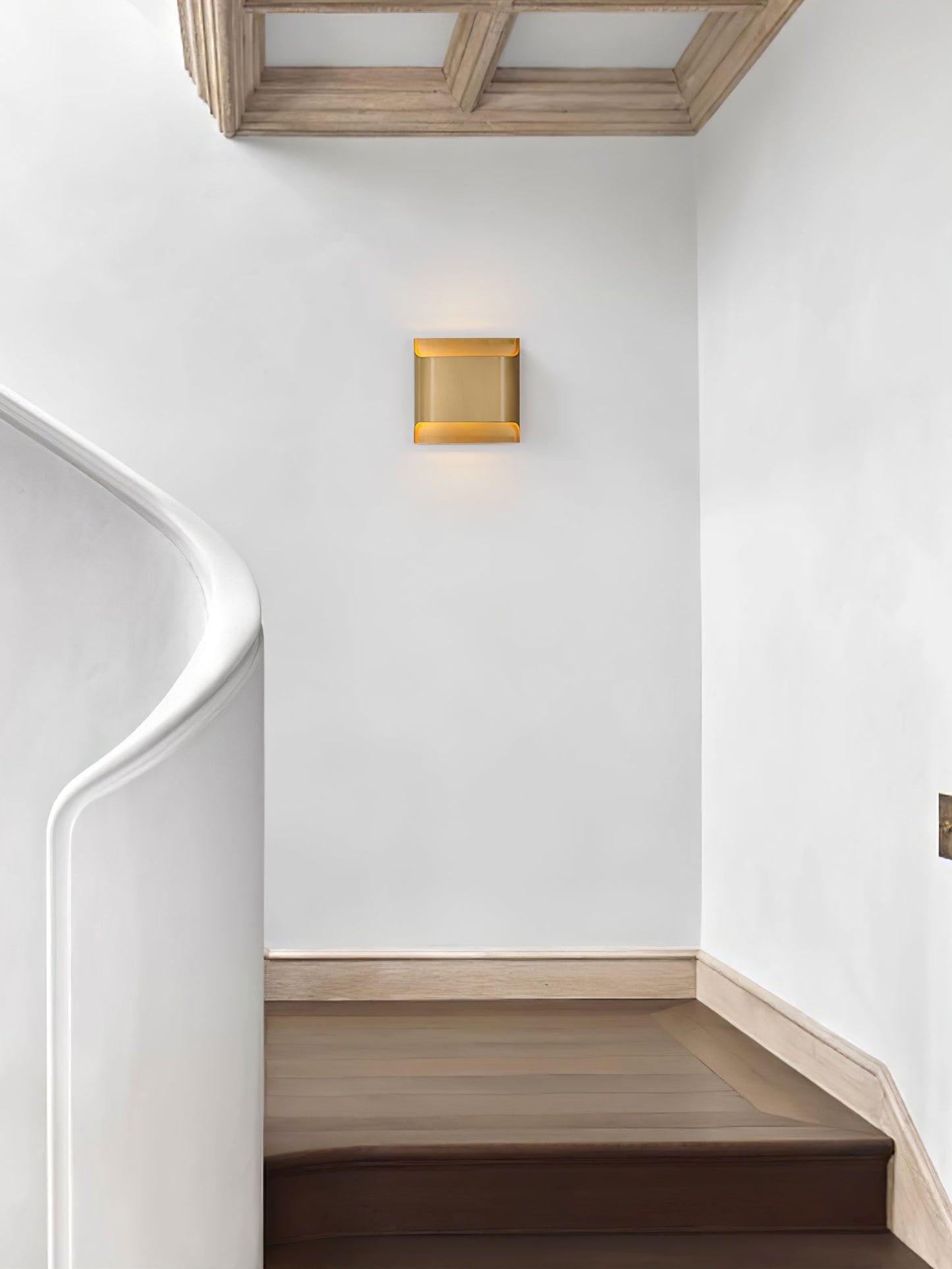 Wandlamp Art Deco met Gebogen Metalen Kap en Omhoog-Omlaag Lichteffect