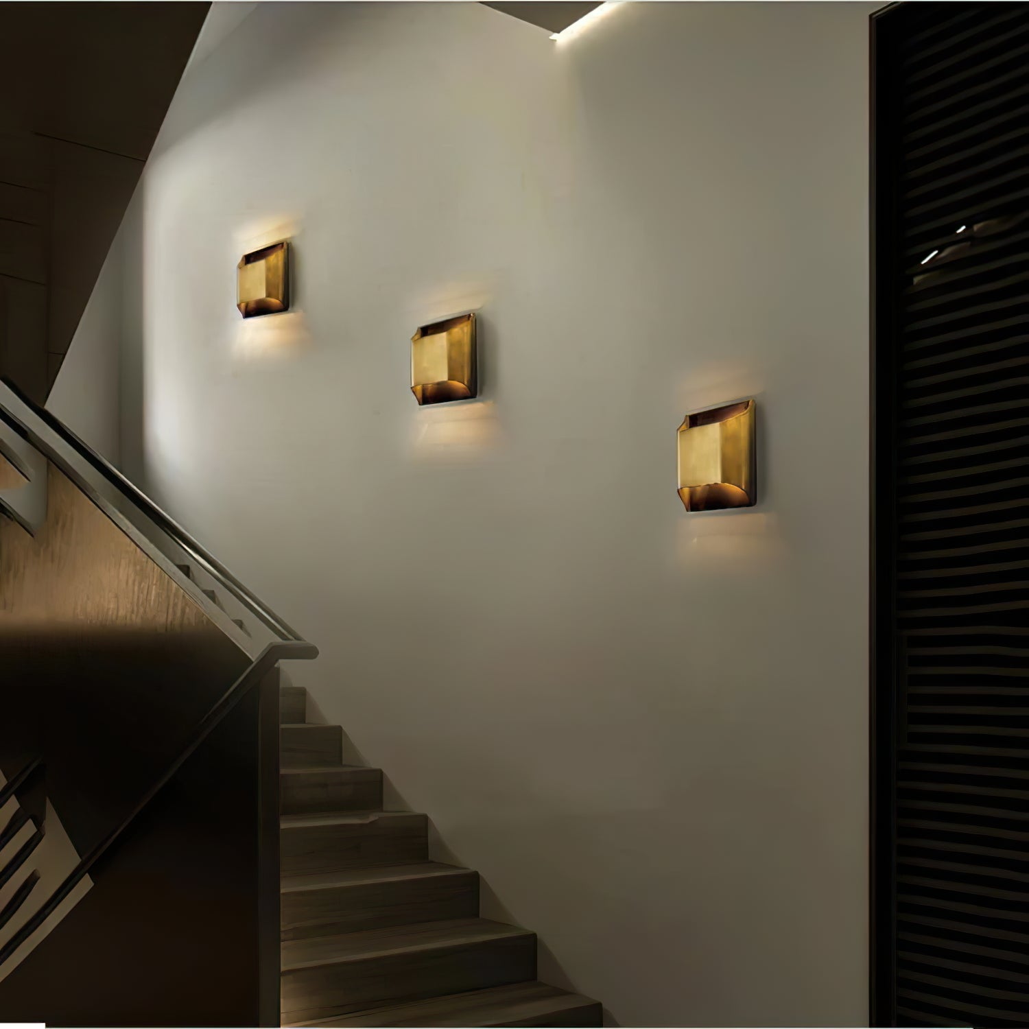 Wandlamp Art Deco met Gebogen Metalen Kap en Omhoog-Omlaag Lichteffect
