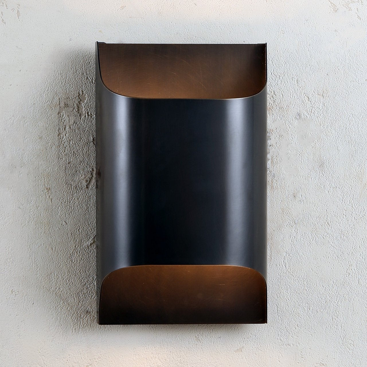 Wandlamp Art Deco met Gebogen Metalen Kap en Omhoog-Omlaag Lichteffect