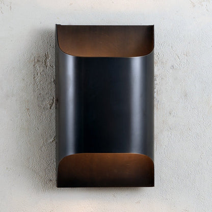 Wandlamp Art Deco met Gebogen Metalen Kap en Omhoog-Omlaag Lichteffect