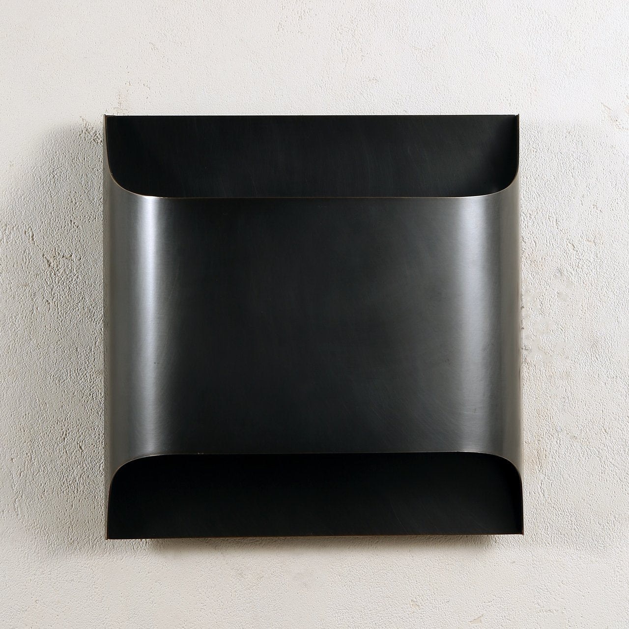 Wandlamp Art Deco met Gebogen Metalen Kap en Omhoog-Omlaag Lichteffect