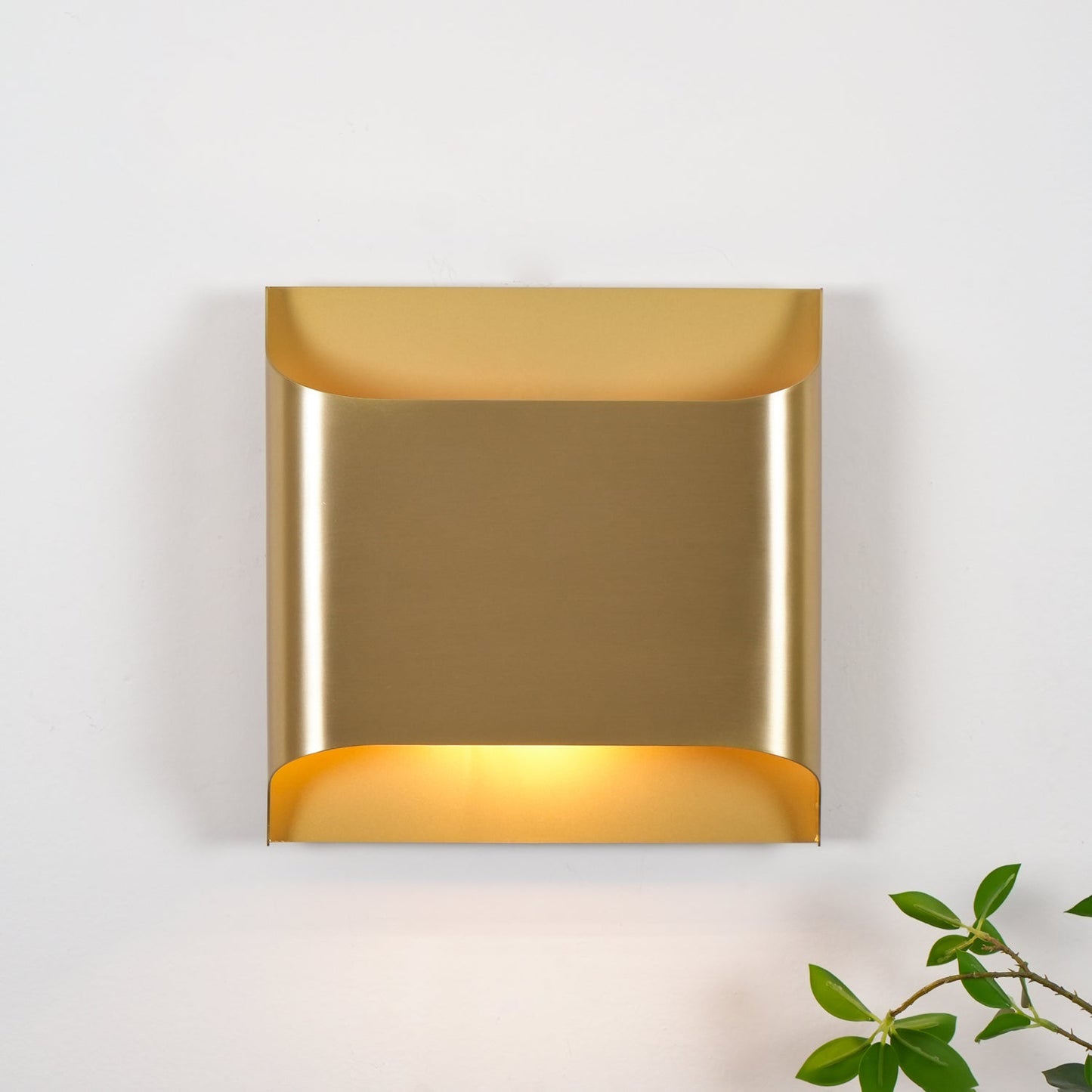 Wandlamp Art Deco met Gebogen Metalen Kap en Omhoog-Omlaag Lichteffect