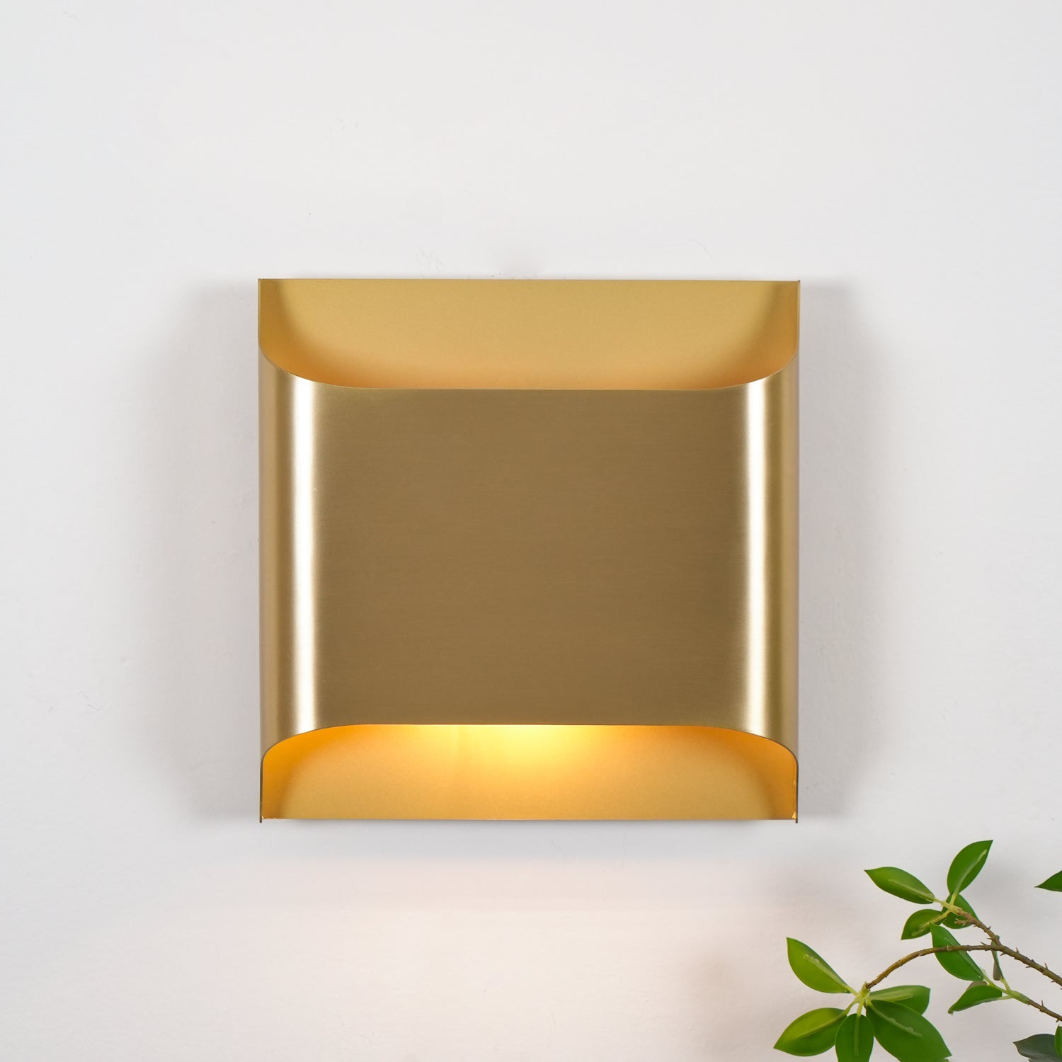 Wandlamp Art Deco met Gebogen Metalen Kap en Omhoog-Omlaag Lichteffect