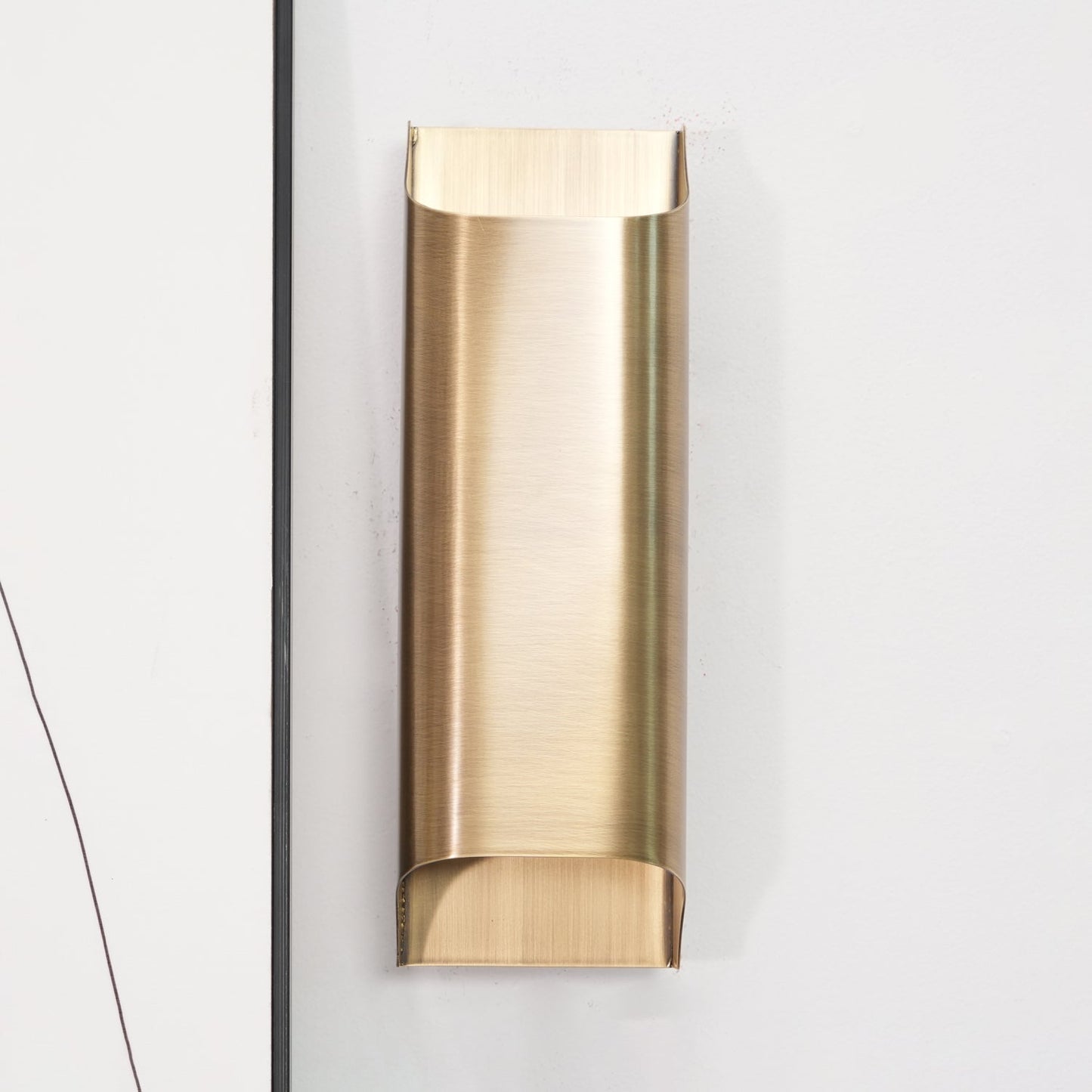 Wandlamp Art Deco met Gebogen Metalen Kap en Omhoog-Omlaag Lichteffect