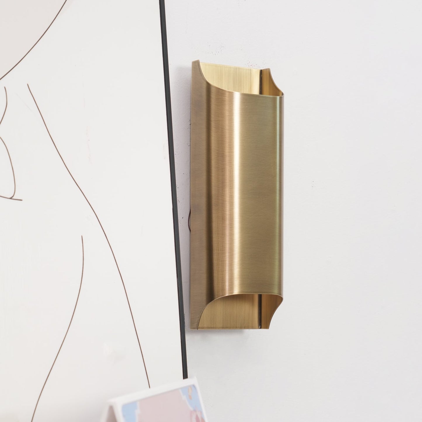 Wandlamp Art Deco met Gebogen Metalen Kap en Omhoog-Omlaag Lichteffect