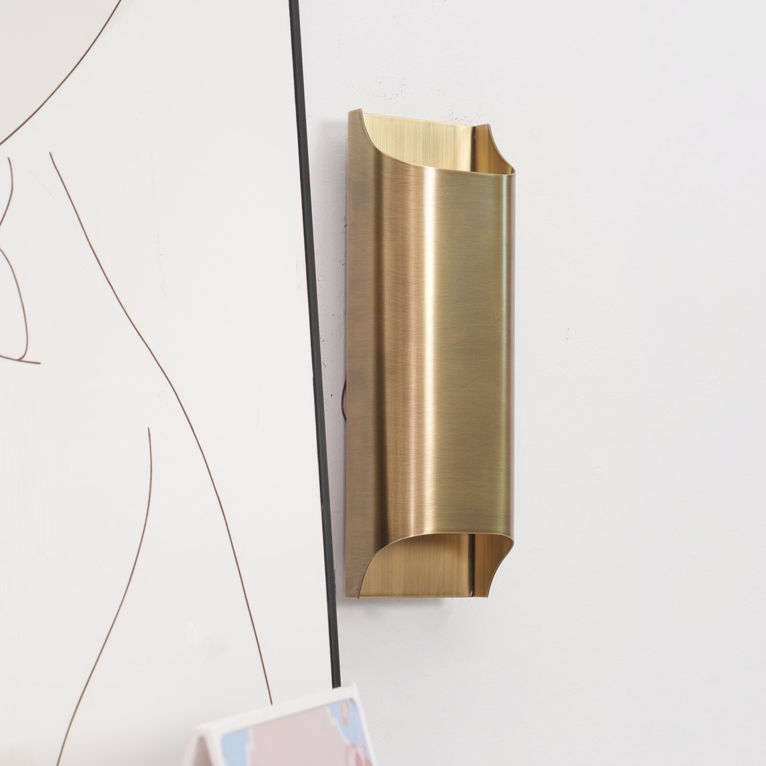 Wandlamp Art Deco met Gebogen Metalen Kap en Omhoog-Omlaag Lichteffect