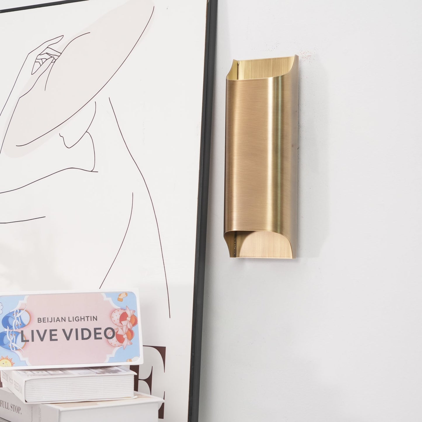 Wandlamp Art Deco met Gebogen Metalen Kap en Omhoog-Omlaag Lichteffect