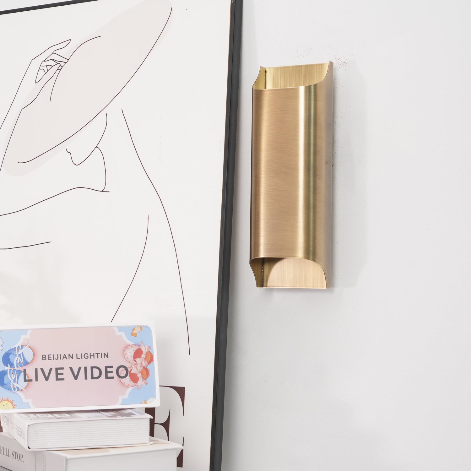 Wandlamp Art Deco met Gebogen Metalen Kap en Omhoog-Omlaag Lichteffect