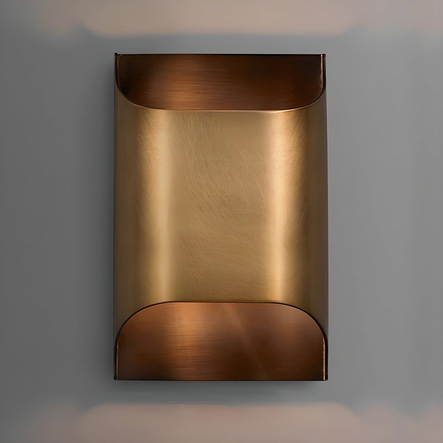 Wandlamp Art Deco met Gebogen Metalen Kap en Omhoog-Omlaag Lichteffect