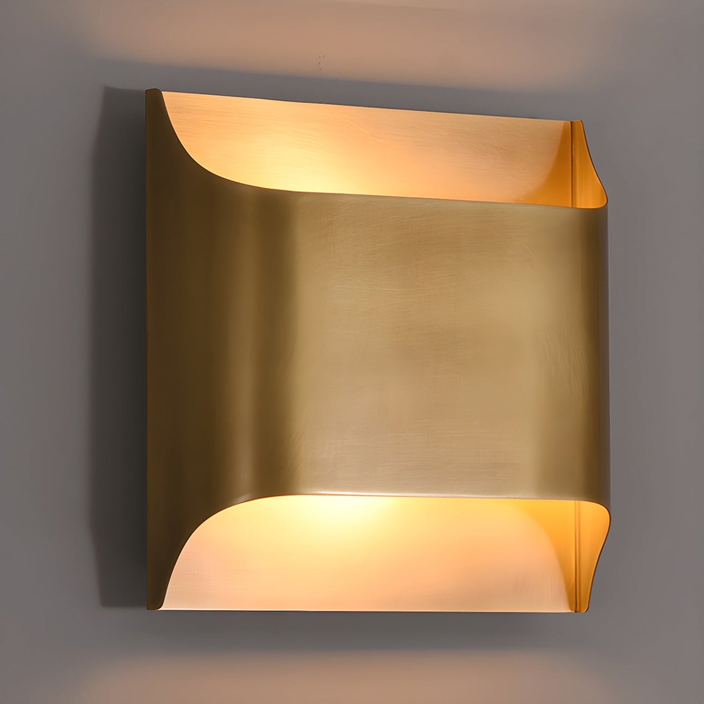Wandlamp Art Deco met Gebogen Metalen Kap en Omhoog-Omlaag Lichteffect
