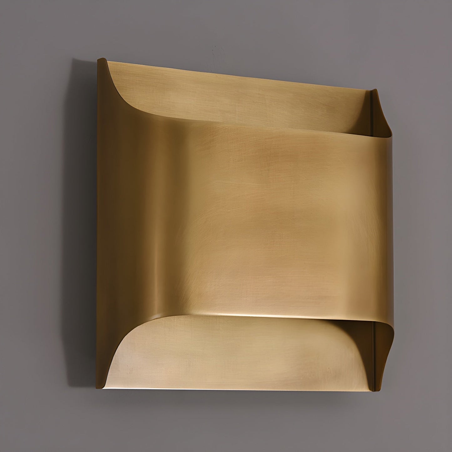 Wandlamp Art Deco met Gebogen Metalen Kap en Omhoog-Omlaag Lichteffect